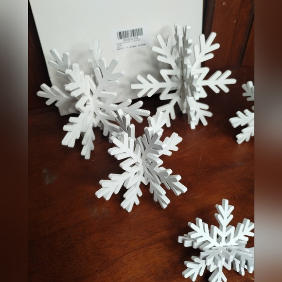 New 12 Pc Wooden Christmas 3D Snowflake Table Decor - Picture 2 of 3